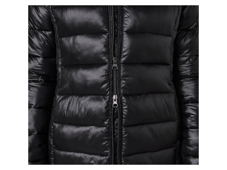 Schwarze Steppjacke mit Reißverschluss