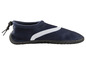 Blaue Wasserschuhe mit weißem Streifen und schwarzer Sohle.