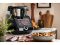 Schwarze smarte Küchenmaschine mit Bildschirm, der ein Rezept anzeigt, auf einer Küchenzeile.