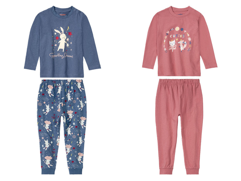 Zwei Sets Kinderpyjamas mit langen Ärmeln, eines mit Hasenprint und das andere mit einer Katze und einem Fuchs.