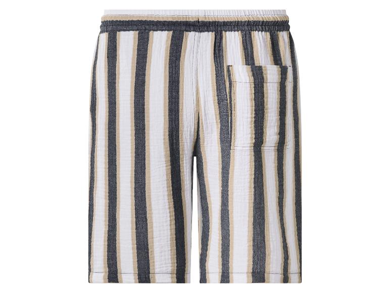 Gestreifte Shorts in Weiß, Schwarz und Beige mit elastischem Bund und Gesäßtasche.