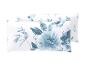 Zwei weiße Kissen mit blauem Aquarell-Blumenmuster.