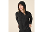 Frau in dunkelgrauem Kapuzenpullover und passender Hose, blickt nach links.