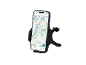 Smartphone in einer Autohalterung, zeigt eine Stadtkarte mit Restaurants und Cafés.