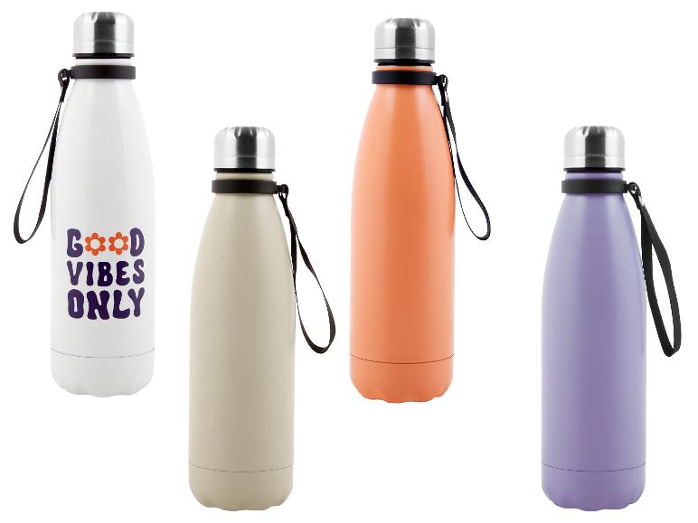 Drei Thermosflaschen mit Henkel, eine mit dem Aufdruck 'Good Vibes Only'.