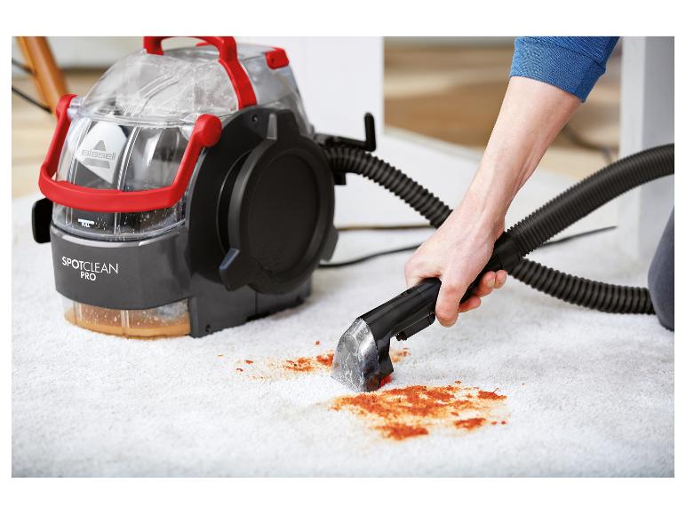 Bissell SpotClean Pro reinigt Flecken vom Teppich