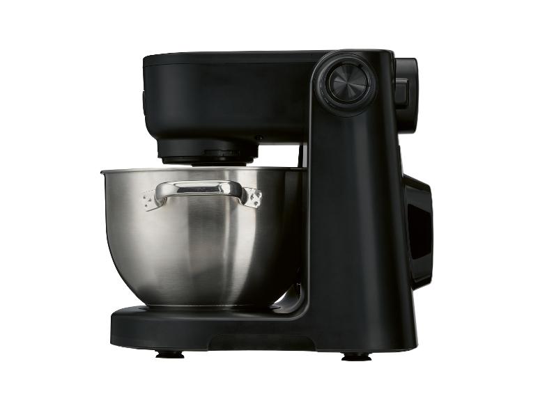 Schwarze Küchenmaschine mit Edelstahlschüssel auf weißem Hintergrund.