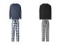 Zwei Herren-Pyjama-Sets, eines blau mit karierter Hose und eines schwarz mit grau karierter Hose.