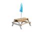 Kinder-Picknicktisch aus Holz mit blau-weißem Sonnenschirm.