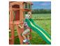Zwei Kinder spielen auf einem Holzspielplatz mit grüner und gelber Rutsche auf einem Feld.
