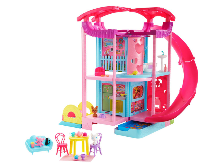 Ein rosa Barbie Puppenhaus mit einer Rutsche, einer Küche, einem Badezimmer und Möbeln.