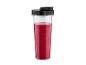 Transparente Mixerflasche mit rotem Smoothie und schwarzem Deckel, auf weißem Hintergrund.