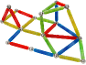 Bunte magnetische Baustäbe und Kugeln bilden eine komplexe geometrische Struktur.
