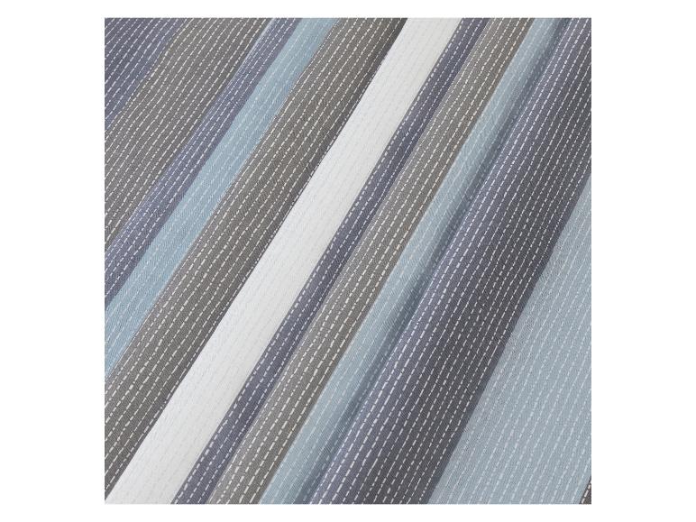 Detail eines blau-grauen gestreiften Stoffes.