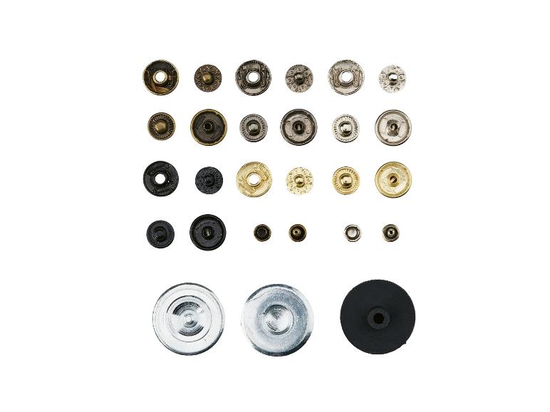 Eine Auswahl verschiedener Metall-Druckknöpfe und Knöpfe in verschiedenen Größen und Farben.