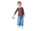 Ein junges Mädchen in Langarmshirt und Jeans hält eine Spielzeugkamera.