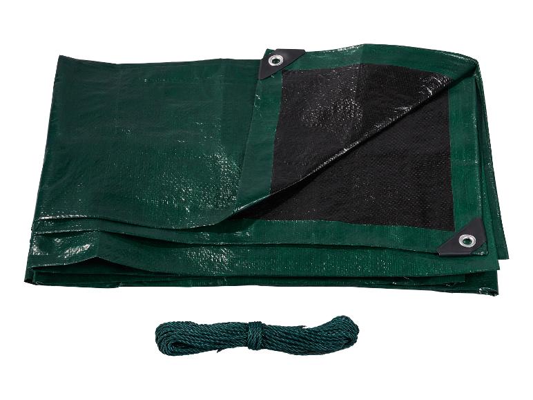 Gefaltete grüne Plane mit schwarzer Unterseite und Ösen, mit einem aufgerollten grünen Seil.