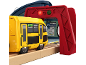 Gelb-schwarzer Spielzeug-U-Bahn-Zug, fährt in einen roten Bahnhofsbogen mit U4-Schild.