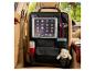 Schwarzer Autositz-Organizer mit Tablet, Buntstiften und Teddybär.