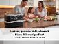 Familie bereitet Mahlzeit in der Küche mit einer Heißluftfritteuse zu, die bis zu 95% weniger Fett verspricht.