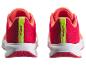 Rote und orangefarbene Sportschuhe mit grünen Details, von hinten gesehen.