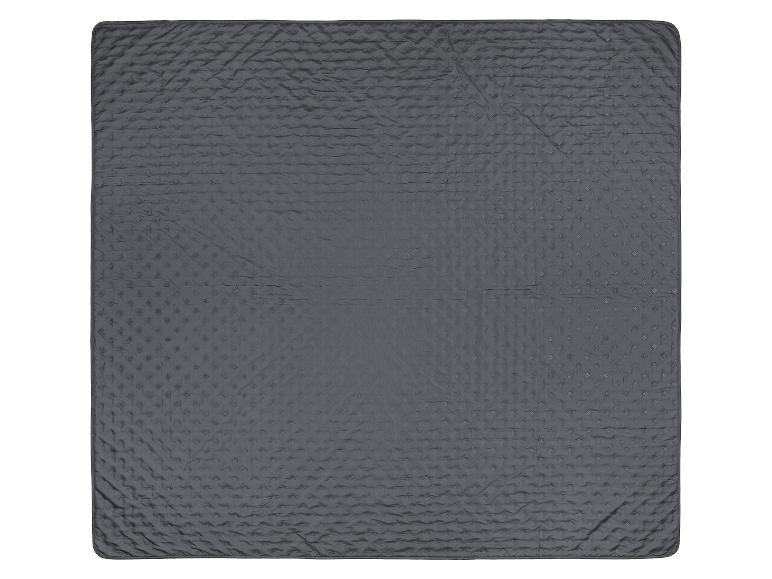 Graue strukturierte Steppdecke auf weißem Hintergrund.