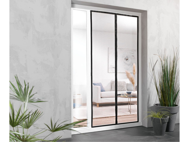 Ein schwarzes magnetisches Fliegengitter für eine Terrassentür.