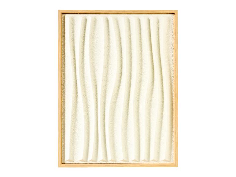 Ein Holzrahmen mit einem weißen, reliefartigen Sanddesign.