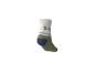 Kinderstrumpf mit Dinosaurier-Design in Khaki, Blau und Ecru.