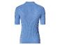 Blaues geripptes Poloshirt mit kurzen Ärmeln und einem weißen Streifen am Kragen.