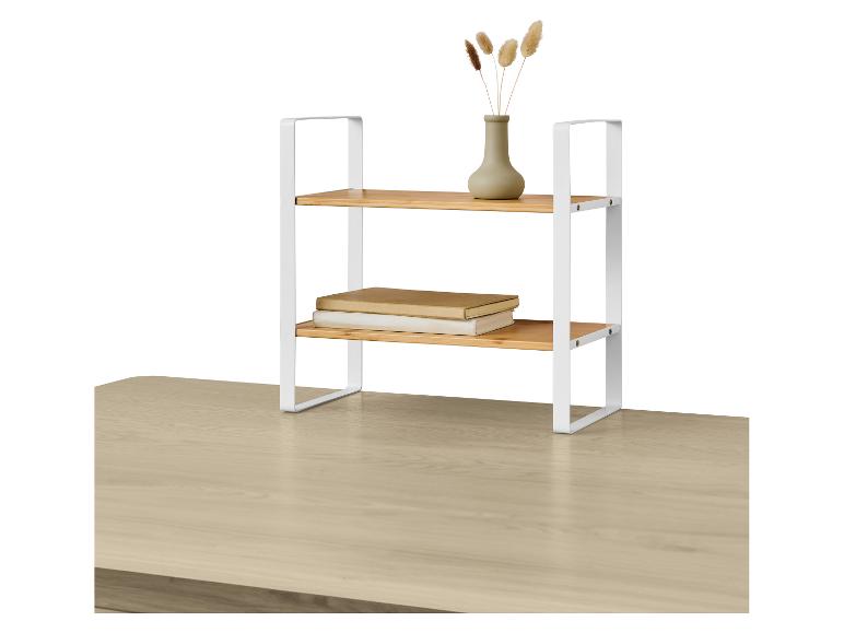 Bambus-Tischregal mit zwei Ebenen, Vase und Büchern auf einem Holztisch.