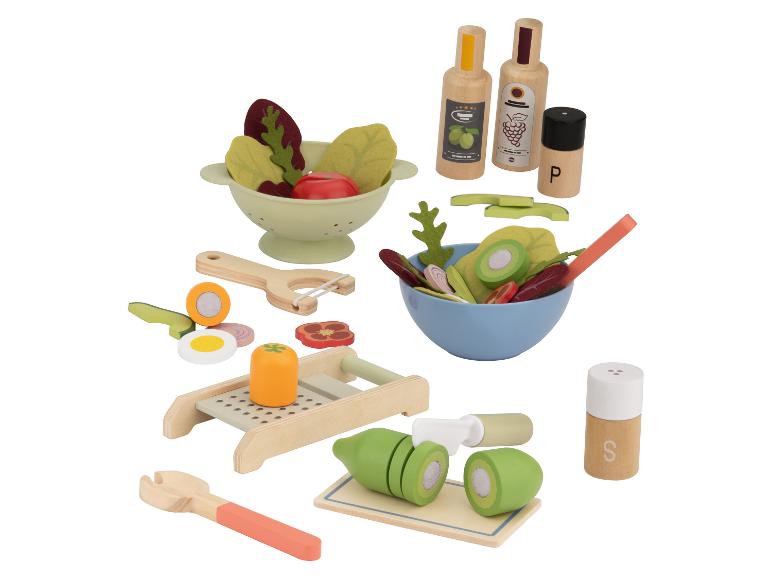Holzspielzeug-Salatset mit Schüsseln, Gemüse, Reibe, Schäler und Gewürzflaschen.