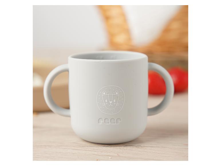 Reer Silikonbecher mit zwei Griffen für Kinder, mit graviertem Löwen.