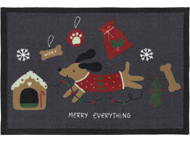 Weihnachtsfußmatte mit Hund im Pullover, Lebkuchenhaus und dem Text „MERRY EVERYTHING“.