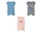 Drei Baby-Strampler: ein blauer mit Mickey Maus, ein grauer mit Stitch und ein rosa mit Minnie Maus.