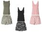 Drei Sets Damen-Pyjama-Oberteile und Shorts: olivgrün, schwarz und rosa mit Mustern.