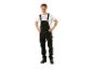 Lächelnder Mann in schwarzer Latzhose und weißem T-Shirt, Hände in den Hüften.