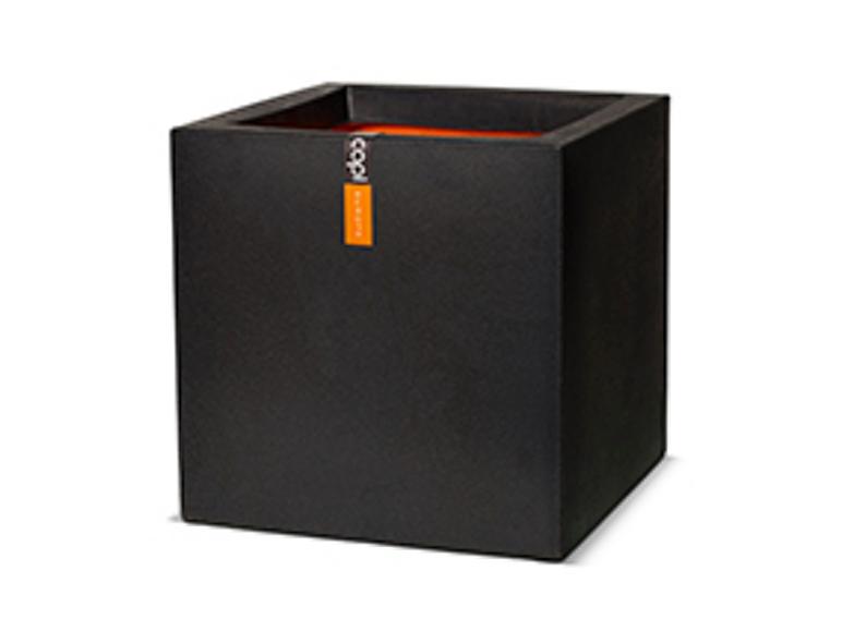 Schwarzer quadratischer Pflanzkübel mit orangefarbener Innenseite und orangefarbenem Etikett.
