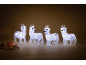Vier beleuchtete Rentier-Weihnachtsdekorationen mit festlichem Tannenzapfen- und Beerenarrangement.