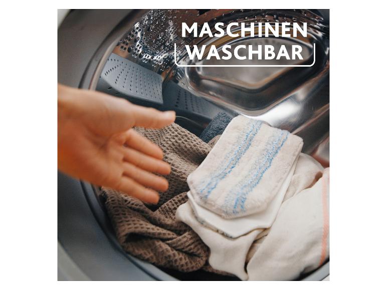 Hand in Waschmaschine mit Textilien und dem Text „MACHINEN WASCHBAR“ (maschinenwaschbar).