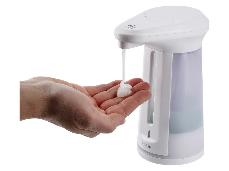 Hand erhält Seife aus automatischem Spender