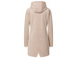 Ein beigefarbener Damenmantel mit Kapuze.