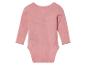 Ein rosa Baby-Body mit langen Ärmeln.