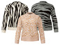 Drei gestrickte Pullover mit Zebra- und Leopardenmuster.