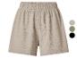 Beige strukturierte Shorts mit elastischem Bund, gezeigt mit Farboptionen.