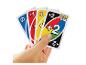 Eine Hand hält ein Set UNO Flip-Karten, darunter eine +1-, eine Richtungswechsel- und eine +2-Karte.