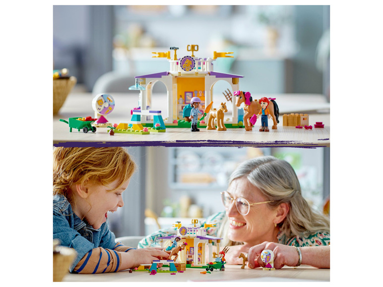 Kinder spielen mit LEGO Friends Pferdestall und Zubehör.