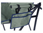 Ein grüner Campingstuhl mit einer blauen Tasche