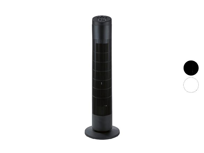 Schwarzer Turmventilator mit Bedienfeld oben, auf weißem Hintergrund.
