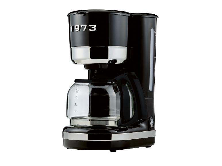 Schwarze Kaffeemaschine mit Kanne, mit der Aufschrift „1973“ und Chromakzenten.